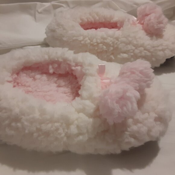 NWOT Super Cloud Soft Fleece Slippers with Bow and Pompoms Marshmallow Pink S7/8 - Picture 1 of 9